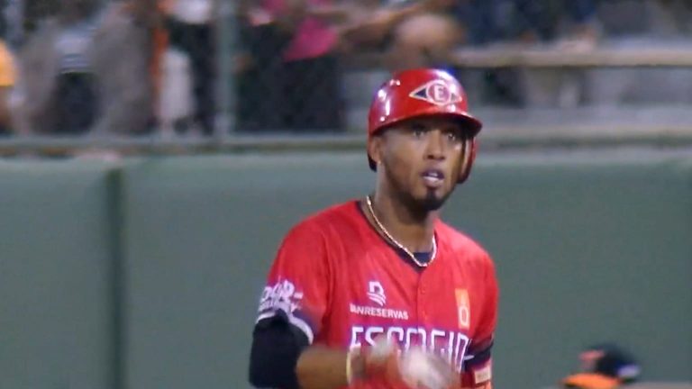 Alcides-Escobar-pega-tres-hits-en-el-Juego-2-2301