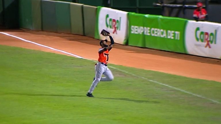 Bryan-De-La-Cruz-atrapa-en-plena-carrera-11012026