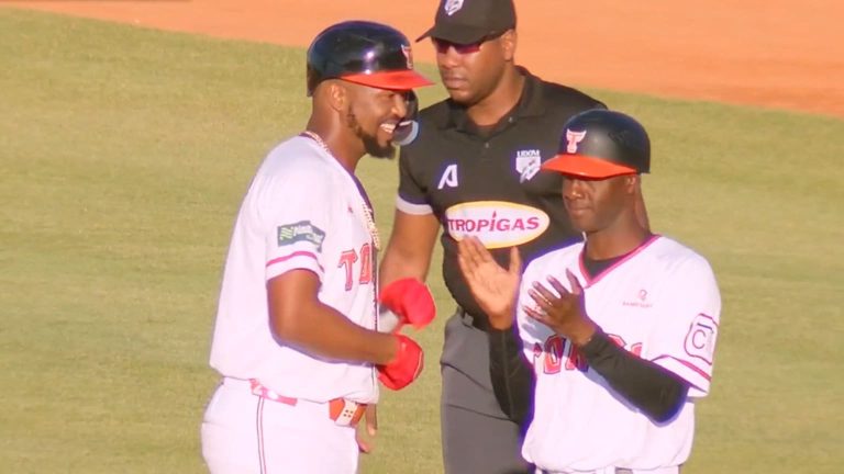 Eloy-Jimenez-pega-hit-remolcador-en-la-1ra-260120