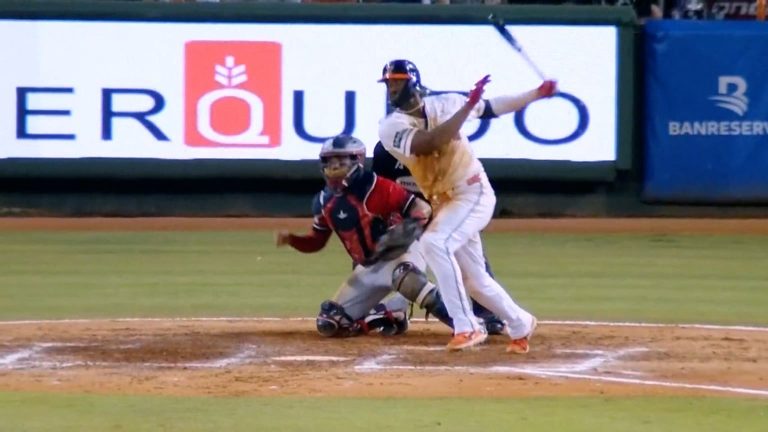 Eloy-Jimenez-pega-hit-remolcador-en-la-5ta-260120