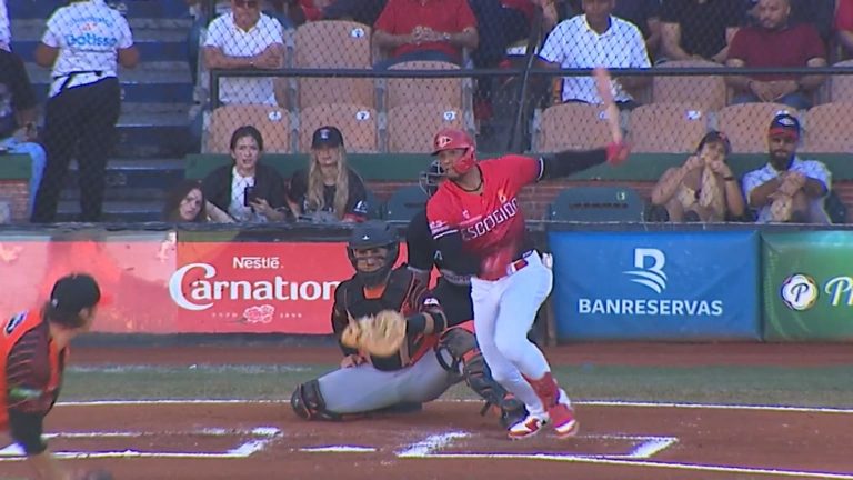 Erik-Gonzalez-conecta-triple-y-luego-anota-en-el-1