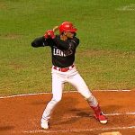 Erik-Gonzalez-pega-un-doblete-de-dos-carreras-170