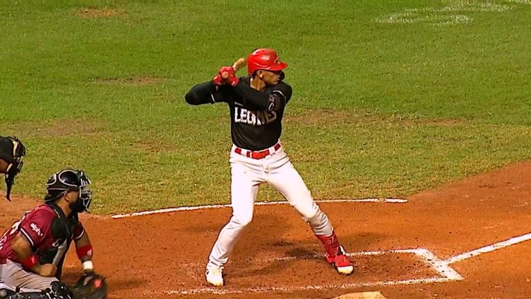 Erik-Gonzalez-pega-un-doblete-de-dos-carreras-170