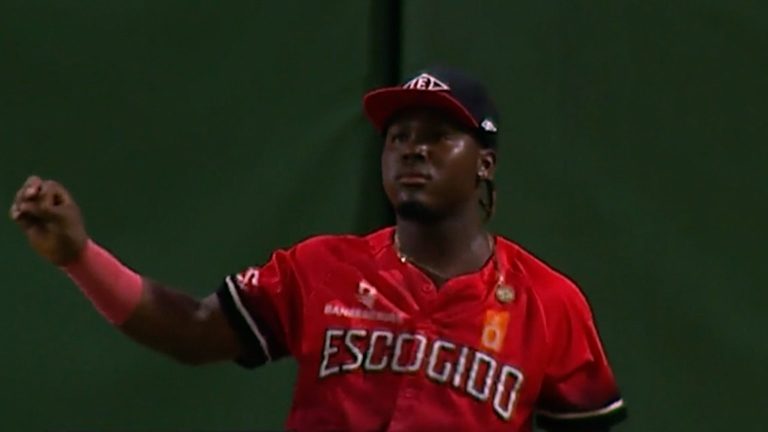 Espectacular-atrapada-de-Hector-Rodriguez-en-el-8v