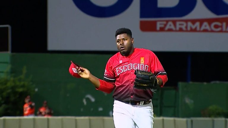 Hector-Neris-abanica-a-tres-en-fila-en-el-7mo-110