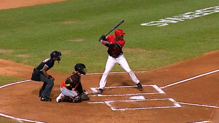 Junior-Lake-abre-el-marcador-con-roletazo-en-el-1r