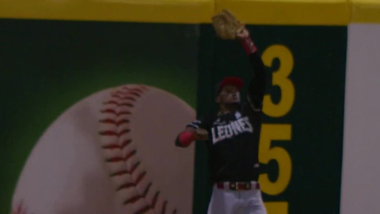 Junior-Lake-atrapa-contra-la-pared-en-el-2do-0701