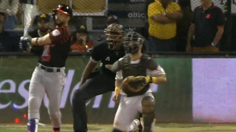 Luis-Liberato-da-HR-de-dos-carreras-en-la-6ta-301