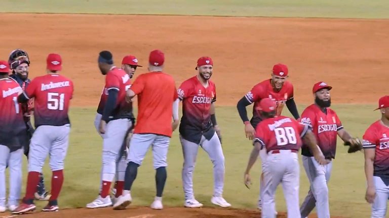 Stephen-Nogosek-logra-el-salvado-en-el-Juego-2-23