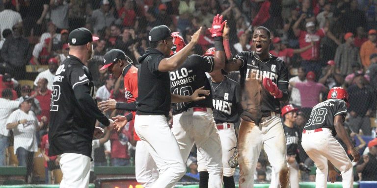 noticia-mlb-Con-remontada-en-la-octava-Leones-dan-primer-golp