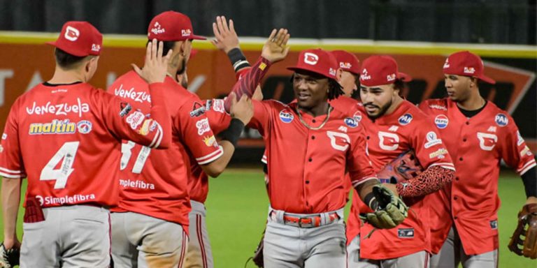 noticia-mlb-Historico-Detras-de-4-HR-de-Acuna-Cardenales-apab