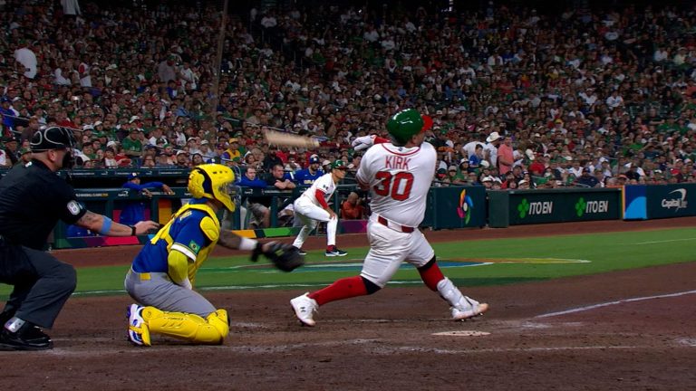 Alejandro-Kirk-dispara-jonron-de-tres-carreras-08