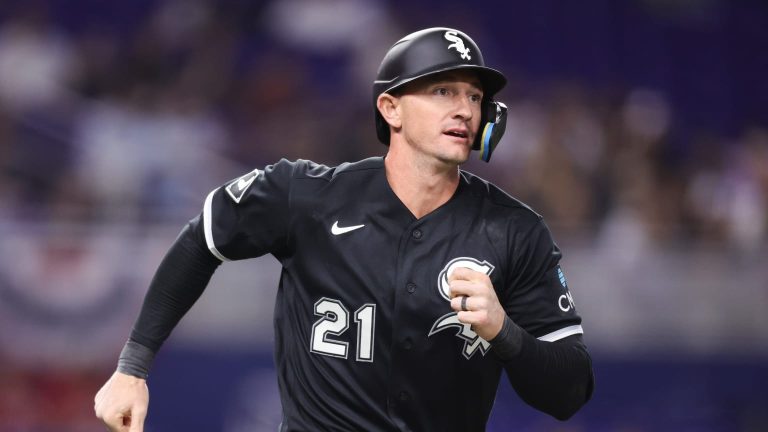 Austin-Hays-produce-3-carreras-con-un-cuadrangular