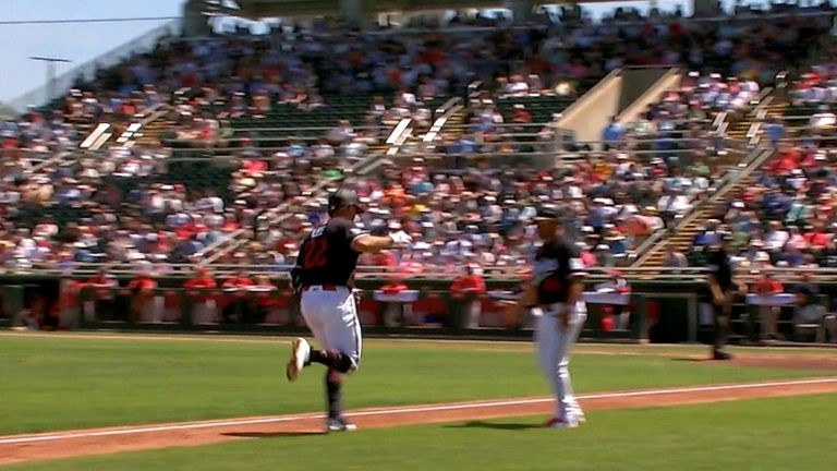 Brooks-Lee-impulsa-dos-con-jonron-en-el-2do-24032