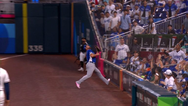 Emanuel-Trujillo-hace-una-atrapada-increible-0703