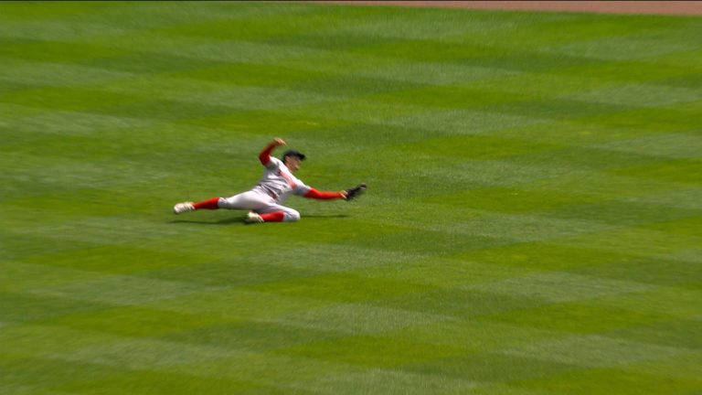 Jarren-Duran-atrapa-la-pelota-deslizandose-290320