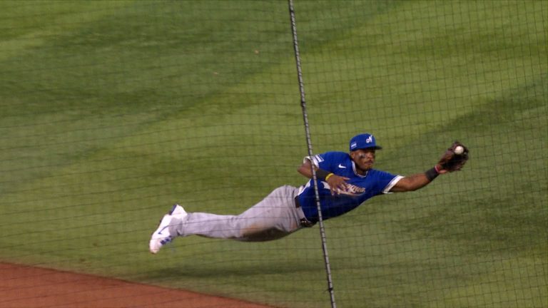 Jeter-Downs-atrapa-la-pelota-lanzandose-07032026