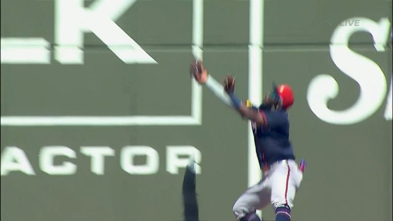 Michael-Harris-II-la-atrapa-mientas-corre-2103202