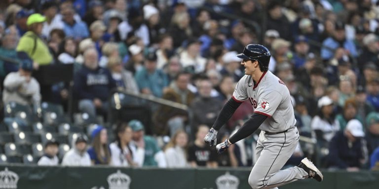 noticia-mlb-DeLauter-debuta-con-dos-jonrones-para-impulsar-a-G