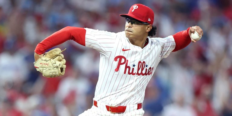 noticia-mlb-Luzardo-acuerda-extension-de-cinco-anos-US135-mi