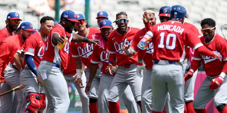 noticia-mlb-Moncada-lo-hace-todo-y-Cuba-abre-el-Clasico-con-tr