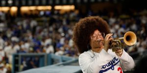 noticia-mlb-Una-nueva-tradicion-Diaz-sale-al-ritmo-de-una-trom