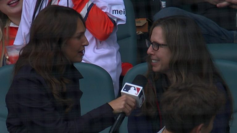 Aficionada-de-los-Tigres-atrapa-un-foul-en-el-3ro-