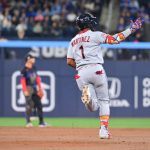 Angel-Martinez-pega-su-segundo-jonron-del-juego-2