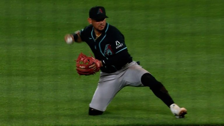 Bonita-jugada-de-Ildemaro-Vargas-en-la-5ta-140420