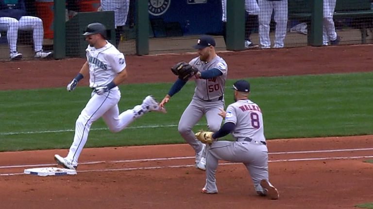 Cal-Raleigh-singles-on-ground-ball-13042026