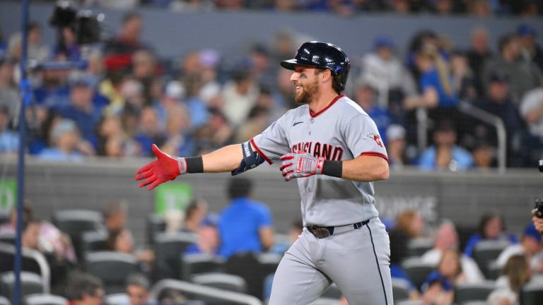 Daniel-Schneemann-inicia-el-juego-con-un-jonron-2