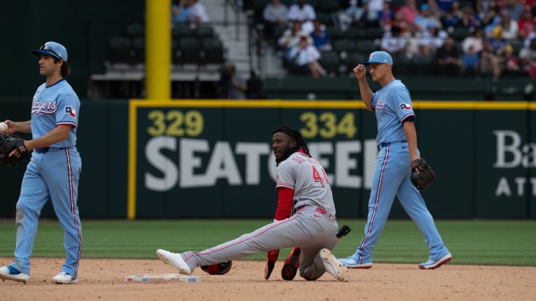 Elly-De-La-Cruz-logra-su-primer-robo-de-base-de-20
