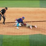 Freddy-Fermin-es-atrapado-robando-tras-la-revision