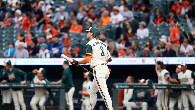 Gunnar-Henderson-inicia-el-juego-con-un-bambinazo-