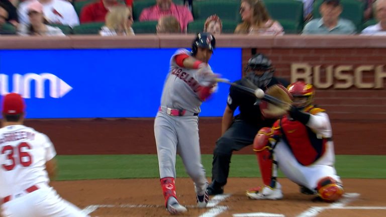 Jose-Ramirez-sacude-tremendo-batazo-de-vuelta-ente