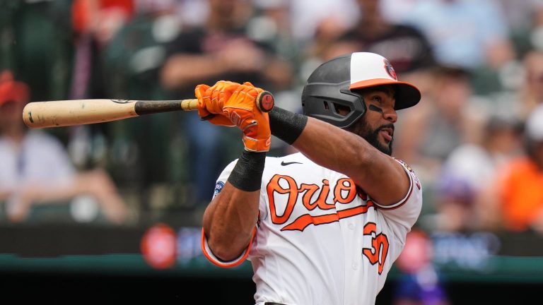 Leody-Taveras-empuja-dos-con-doble-en-el-3ro-0104