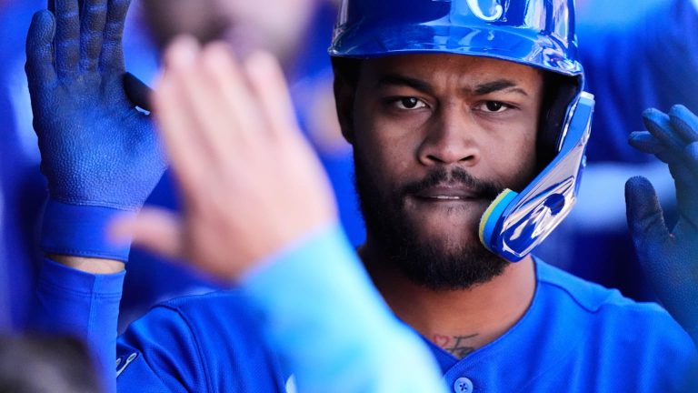 Maikel-Garcia-pega-jonron-de-dos-carreras-0504202