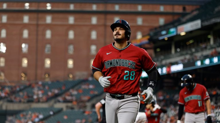 Nolan-Arenado-pega-su-primer-jonron-con-los-D-back