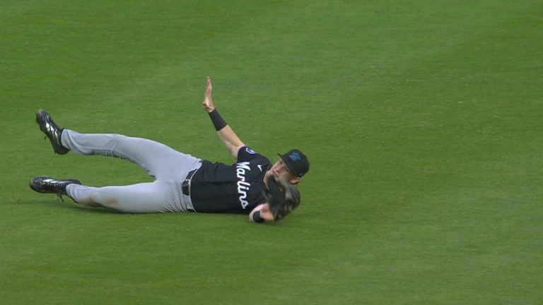 Owen-Caissie-evita-una-carrera-con-gran-atrapada-