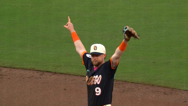 Padres-convierten-doble-play-poco-convencional-1