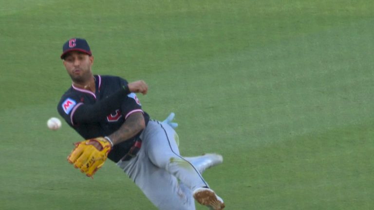 Rocchio-retira-a-Freeman-con-jugada-espectacular-