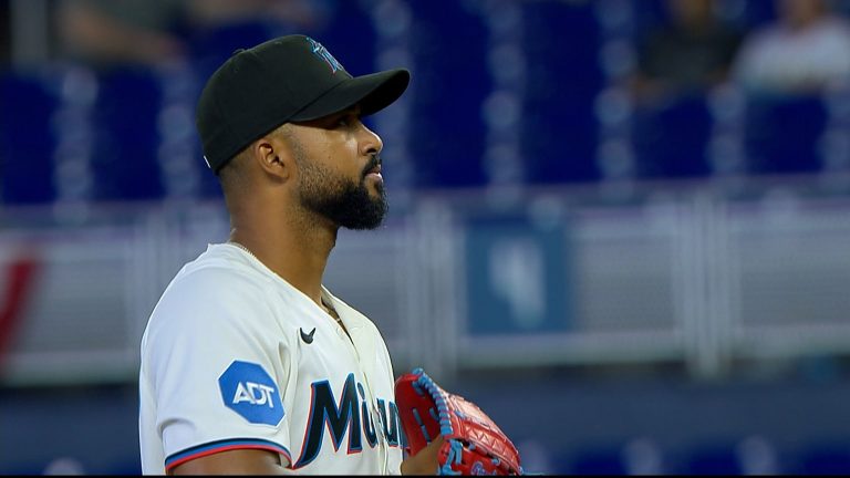 Sandy-Alcantara-poncha-a-7-en-un-juego-en-blanco-