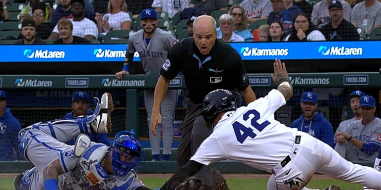 noticia-mlb-Ahora-lo-ves-quieto-Baez-saca-la-magia-con-increib