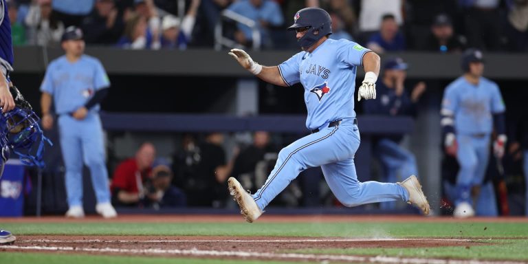 noticia-mlb-Azulejos-remontan-para-llevarse-un-ansiado-triunfo