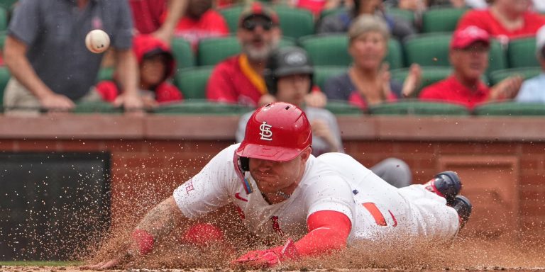 noticia-mlb-Cardenales-se-apoyaron-de-la-pelota-pequena-y-ri