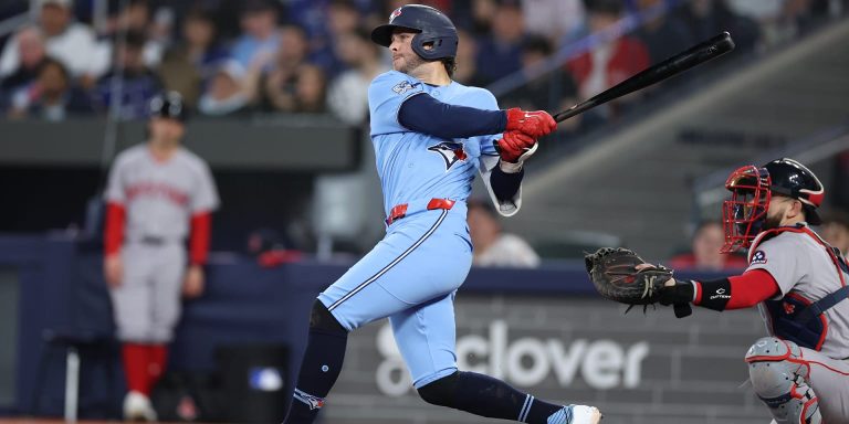noticia-mlb-Clement-Okamoto-elevan-a-Azulejos-al-triunfo-sobr