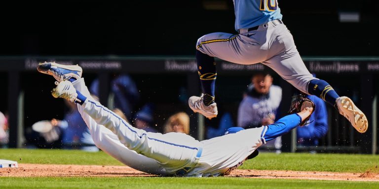 noticia-mlb-Como-es-posible-Mira-el-acrobatico-out-que-logro-D