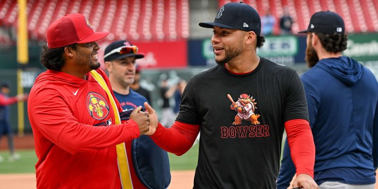 noticia-mlb-Contreras-recibe-calido-recibimiento-en-su-regreso