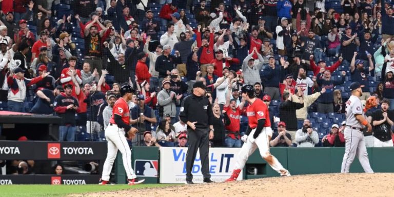 noticia-mlb-DeLauter-vuelve-a-dar-la-cara-por-Guardianes-ahor