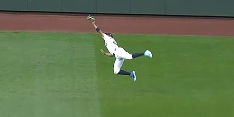 noticia-mlb-Magia-en-el-jardin-central-J-Rod-domina-una-linea-